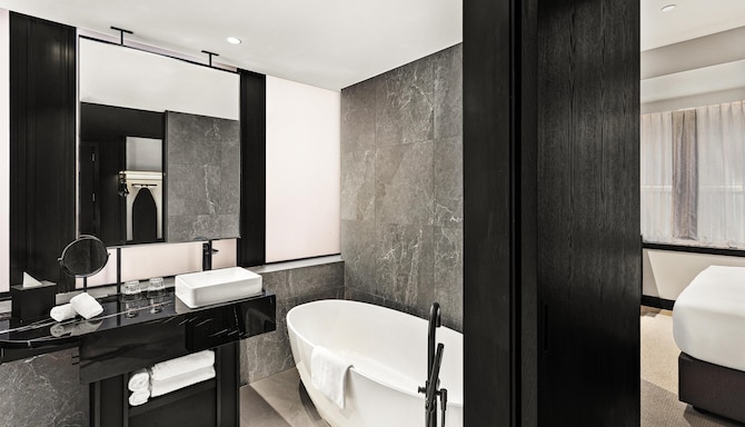 Radisson RED Auckland - Superior and Premium Corner Bathroom