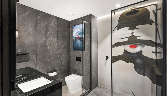 Radisson RED Auckland - Guest Room Bathroom