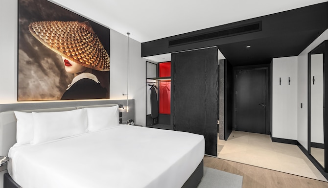 Radisson RED Auckland - Standard/Superior Room Wardrobe