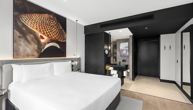 Radisson RED Auckland - Standard/Superior Room and Bathroom