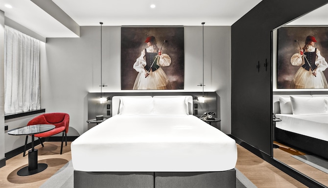 Radisson RED Auckland - Standard Accessible Room with Seating