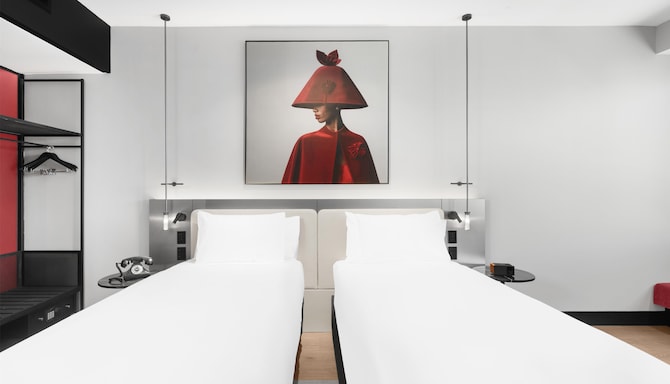 Radisson RED Auckland - Superior Twin Art