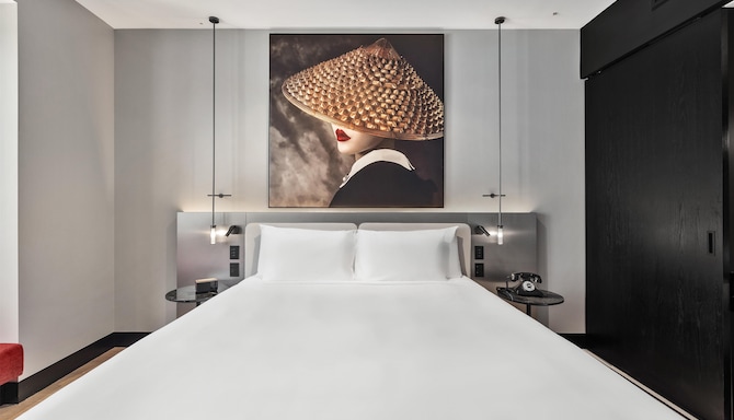 Radisson RED Auckland - Standard/Superior King Art