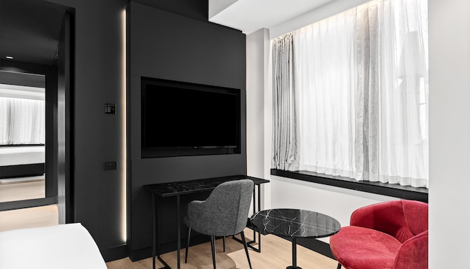 Radisson RED Auckland - Superior Premium Corner Room Desk