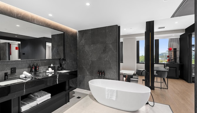Radisson RED Auckland - Suite Bad