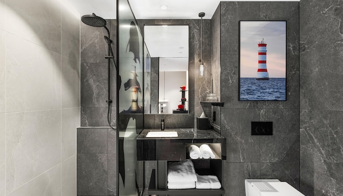 Radisson RED Auckland - Junior Suite Bathroom