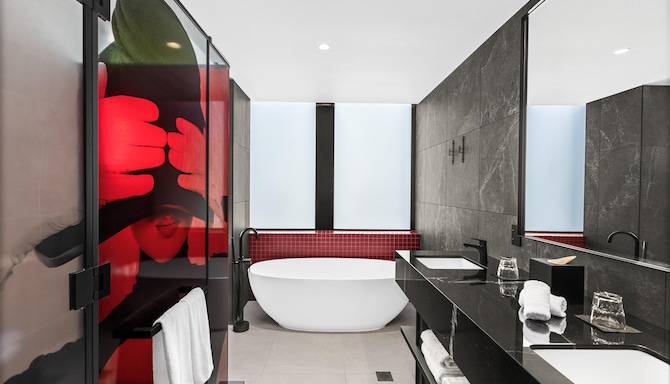 Radisson RED Auckland - Suite Panorama Bathroom