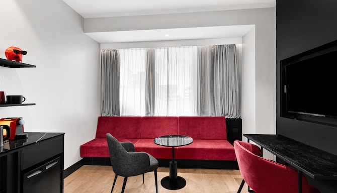 Radisson RED Auckland - Junior Suite Lounge