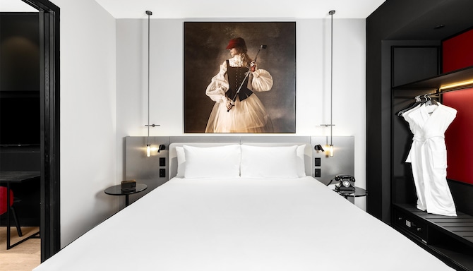 Radisson RED Auckland - Junior Suite Art