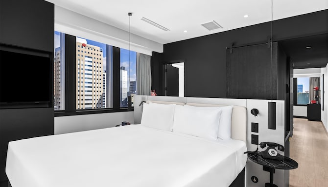 Radisson RED Auckland - Suite Panorama and Lounge