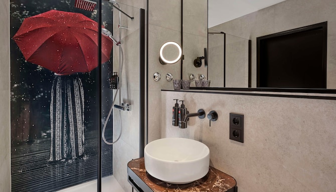 Radisson RED Berlin Kudamm - Guest Room Bathroom