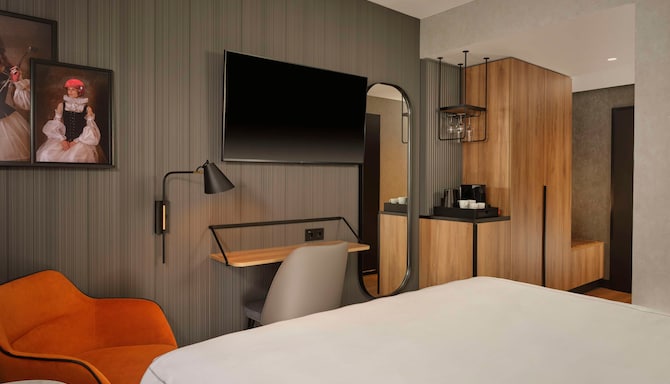 Radisson RED Berlin Kudamm - Standard King Room Courtyard