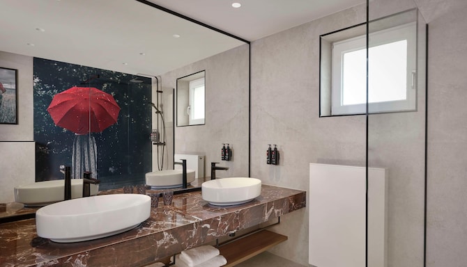 Radisson RED Berlin Kudamm - Junior Suite Bathroom
