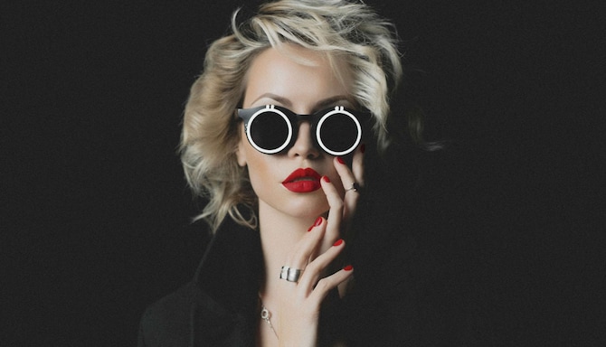 Radisson RED - Woman wearing sunglasses