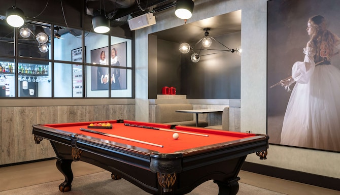 Radisson RED Brussels - OUIBar are, billiards room, games