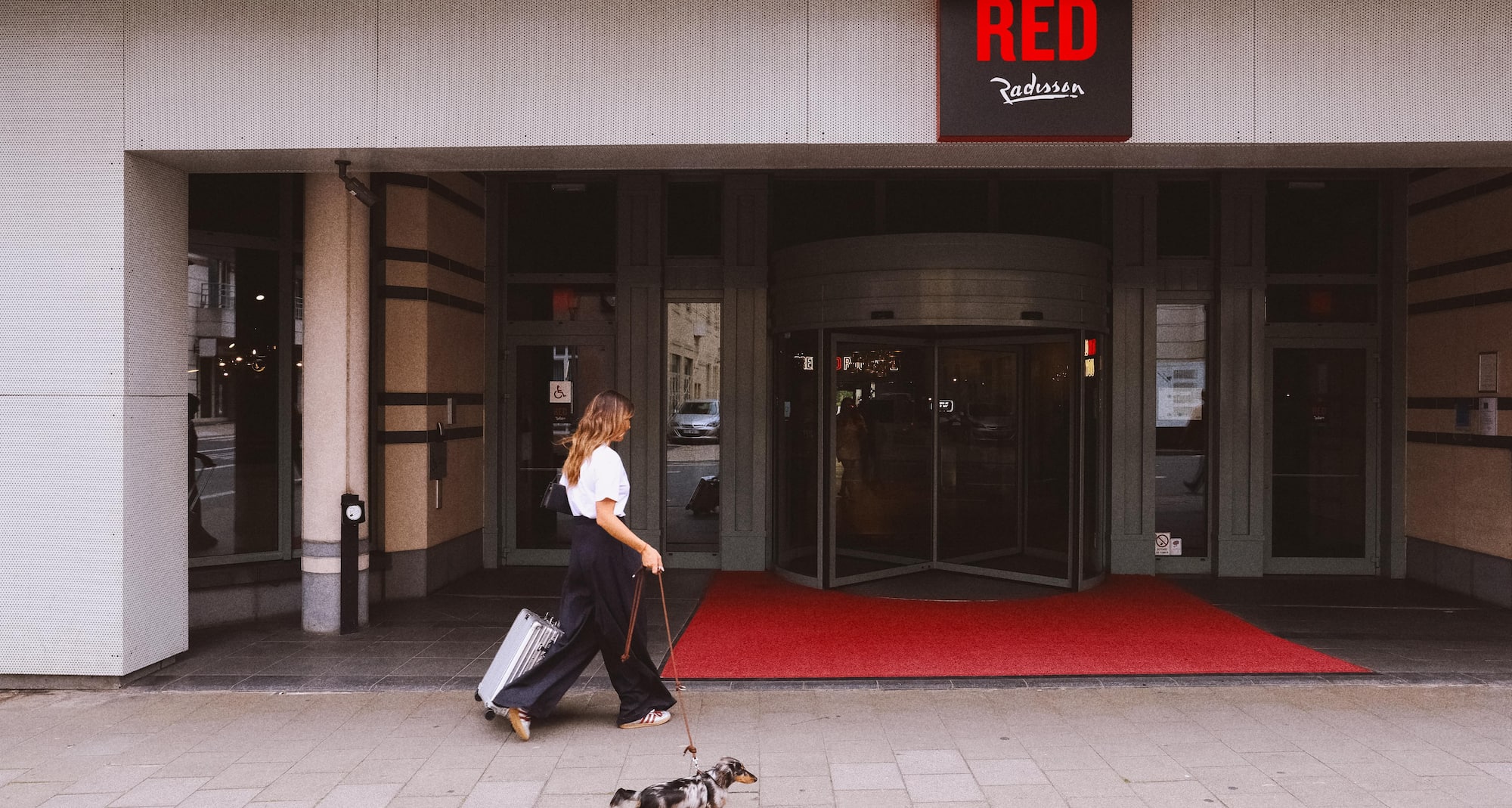 Radisson RED Brussels - Vy över fasaden
