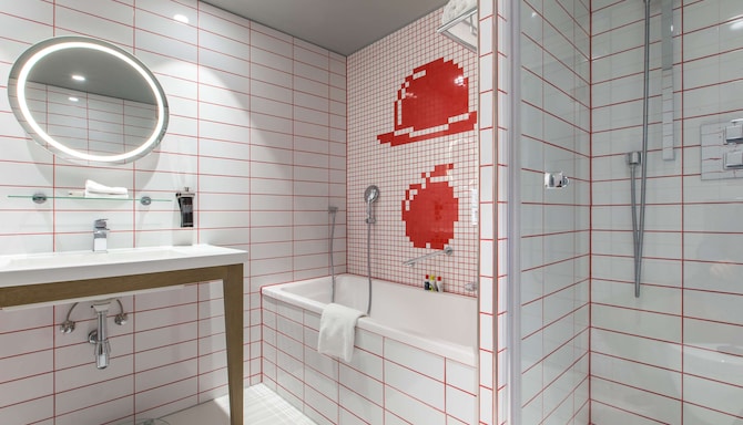 Radisson RED Brussels - Bathroom with bathtub