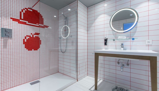Radisson RED Brussels - Bathroom with rain shwer