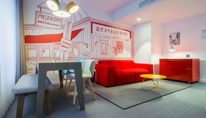 Radisson RED Brussels - Suite living room