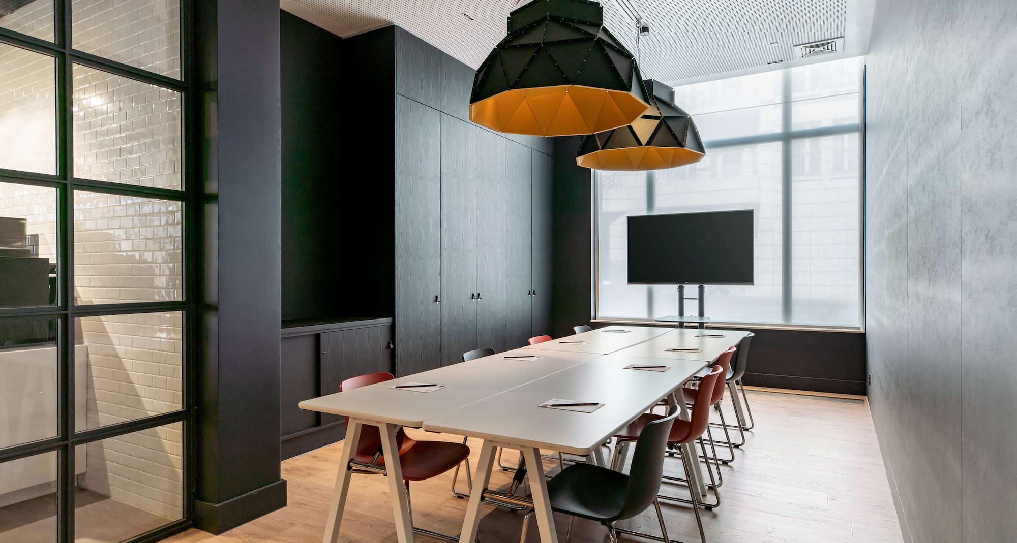 Radisson RED Brussels - Meeting Studio 2, boardroom sitting set up