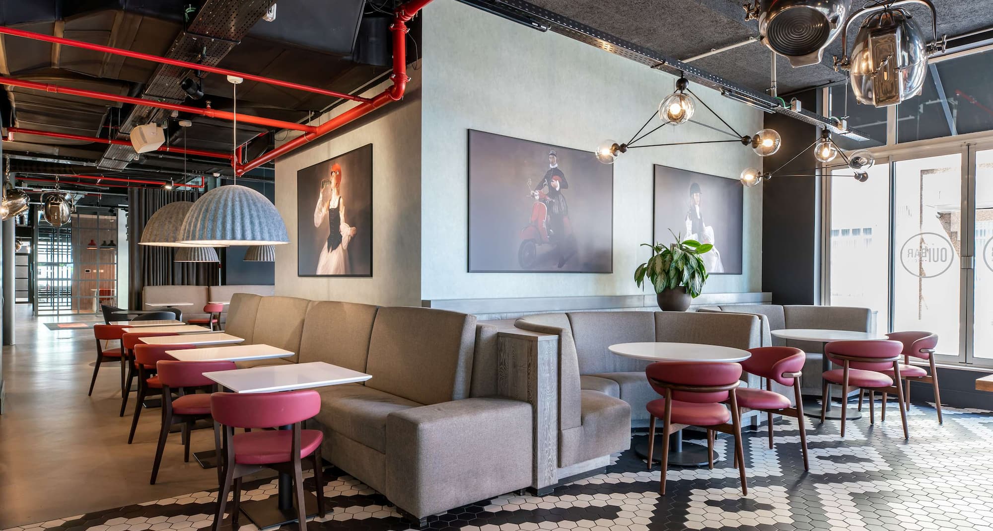 Radisson RED Brussels - OUIBar + KTCHN restaurant and breakfast area