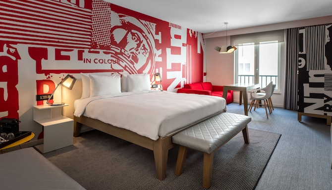 Radisson RED Brussels - Junior Suite guest room with coffee/tea facilities