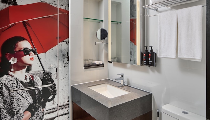 Radisson RED Cebu Mandaue - Superior Room - King bed