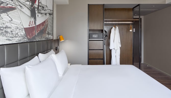 Radisson RED Cebu Mandaue - Superior Room - King bed