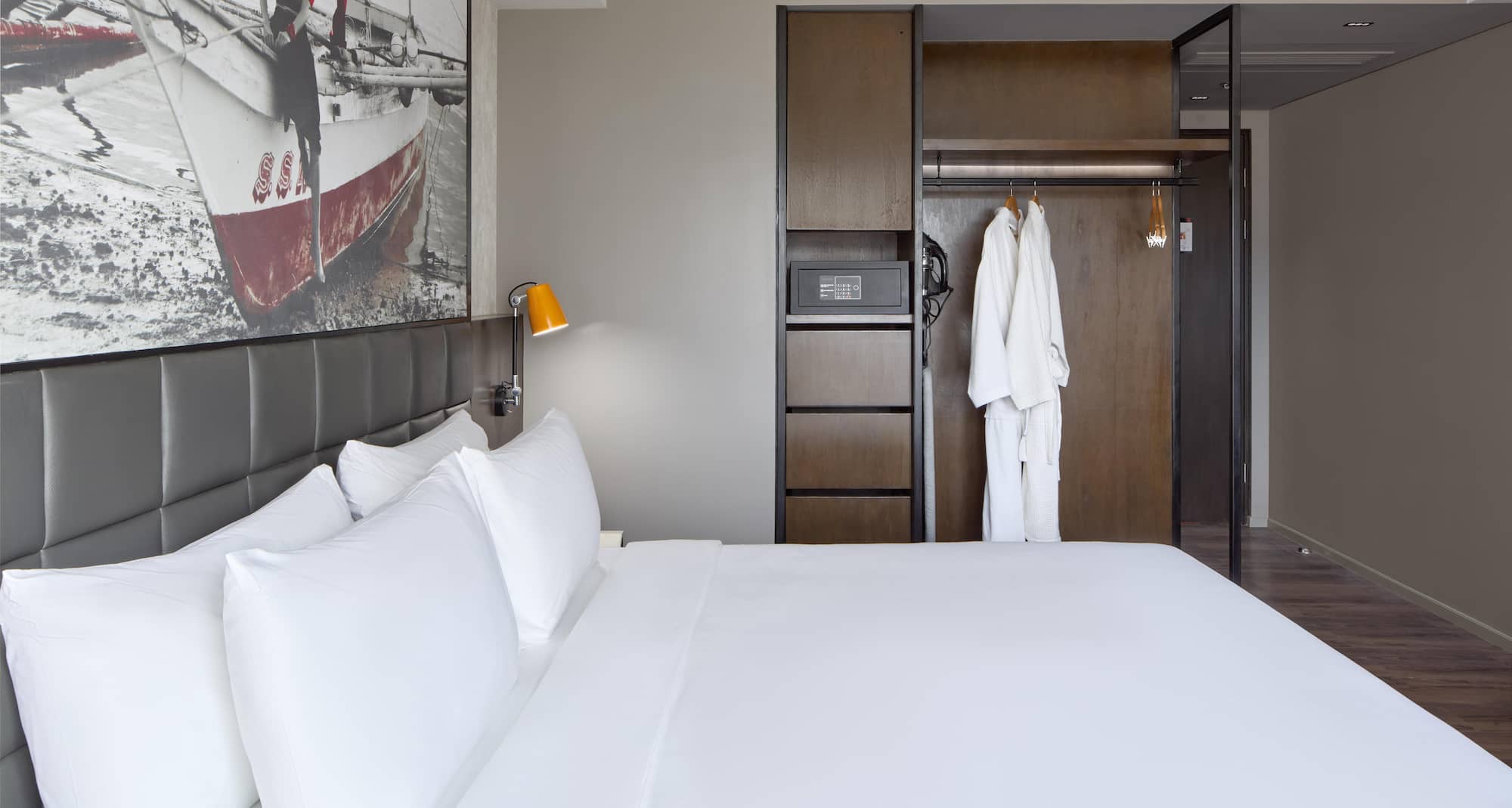 Radisson RED Cebu Mandaue - Superior Room - King bed