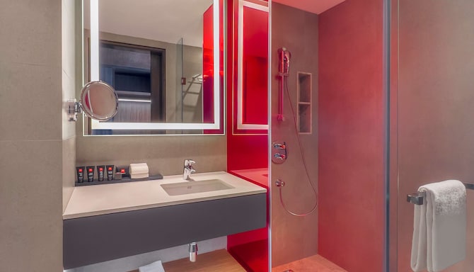 Radisson RED Chandigarh Mohali - Junior Suite bathroom
