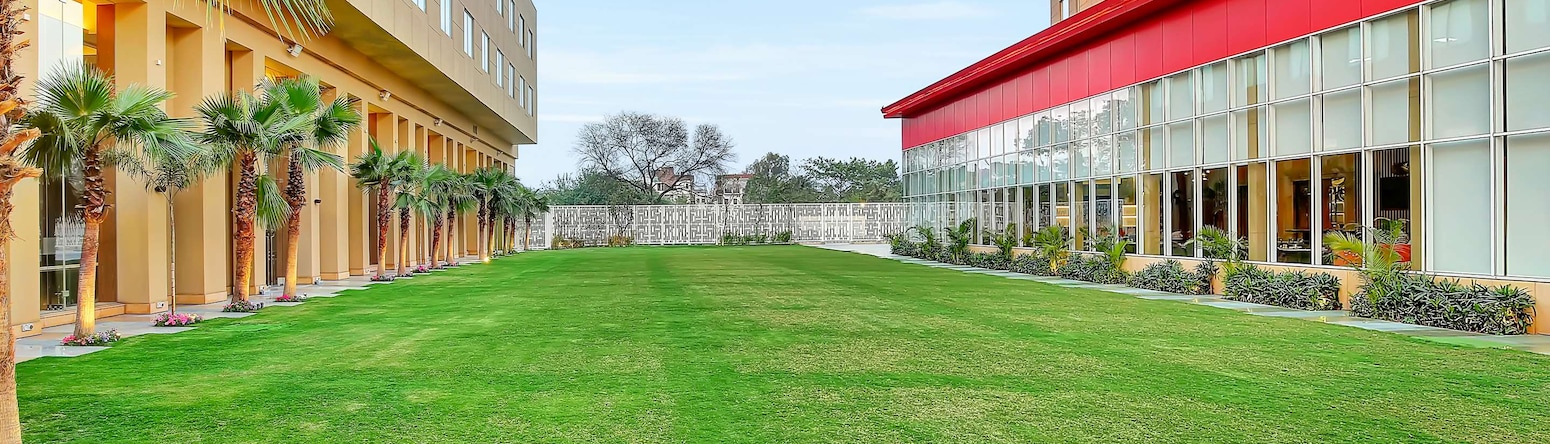 Radisson RED Chandigarh Mohali - Lawns