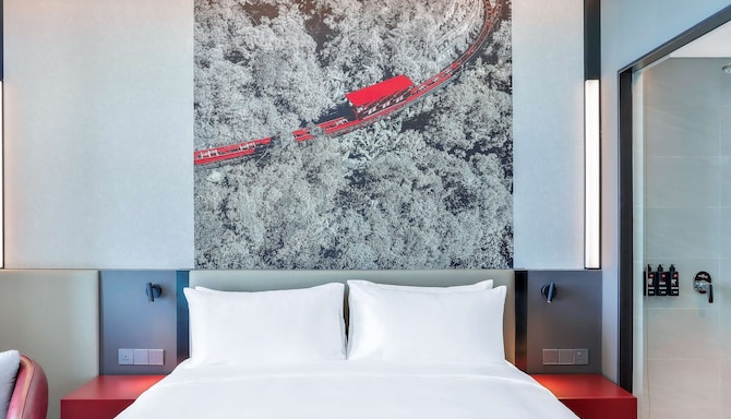 Radisson RED Danang - Executive Room - Hai Van Pass Artwall