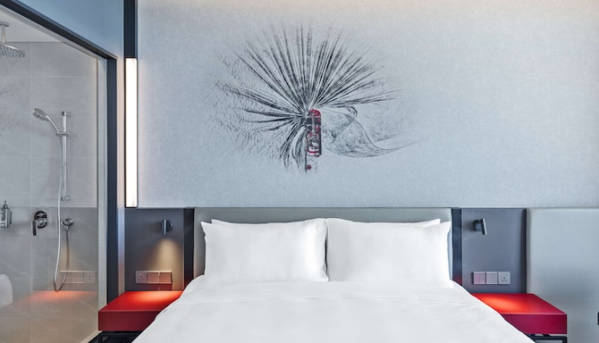 Radisson RED Danang - Deluxe Room - Fishing Boat Artwall