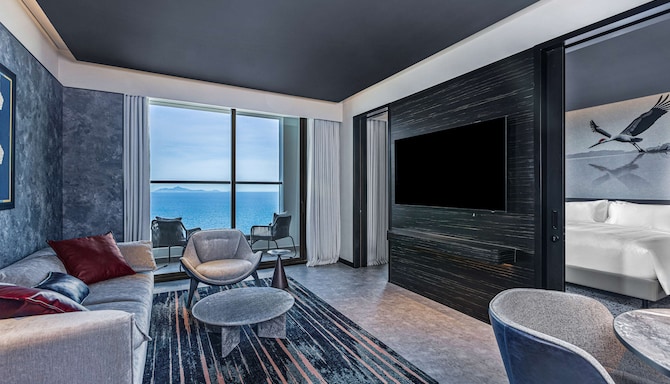 Radisson RED Danang - Suite - Living Room