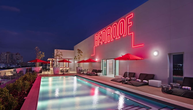Radisson RED Dubai Silicon Oasis - Red Roof y piscina de noche