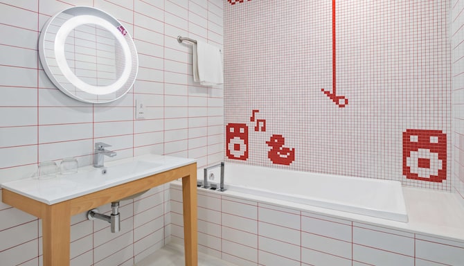 Radisson RED Dubai Silicon Oasis - Bathroom