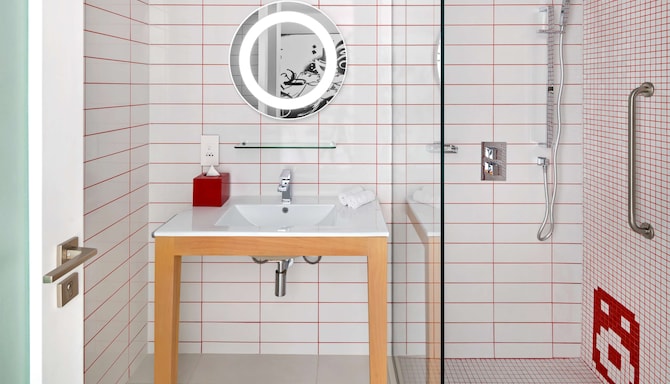 Radisson RED Dubai Silicon Oasis - Bathroom