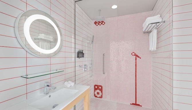 Radisson RED Dubai Silicon Oasis - Studio bathroom