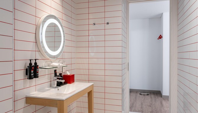 Radisson RED Dubai Silicon Oasis - 客房浴室