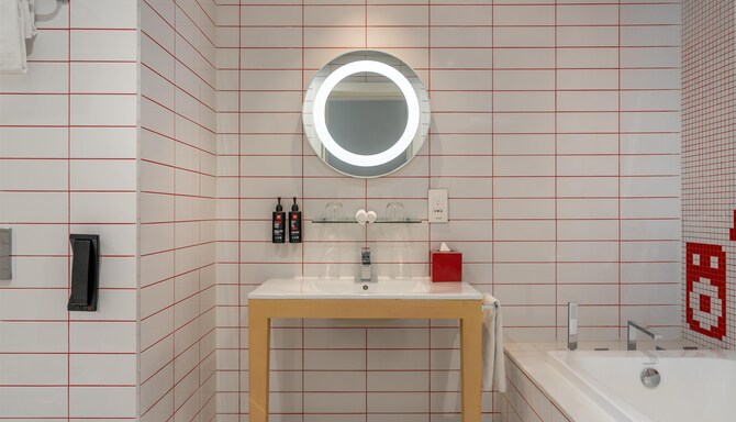 Radisson RED Dubai Silicon Oasis - 套房浴室