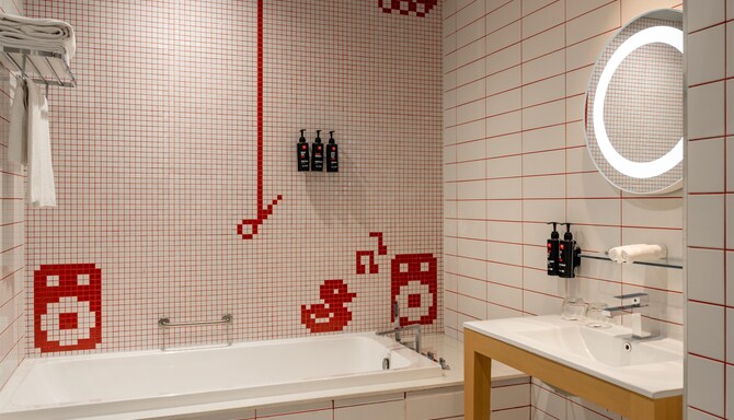 Radisson RED Dubai Silicon Oasis - 客房浴室