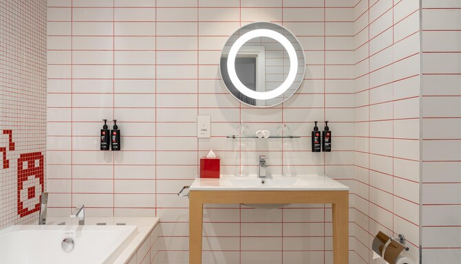 Radisson RED Dubai Silicon Oasis - 套房浴室