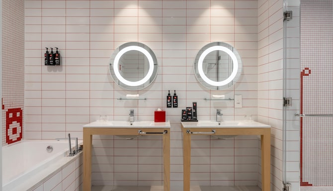 Radisson RED Dubai Silicon Oasis - 套房浴室