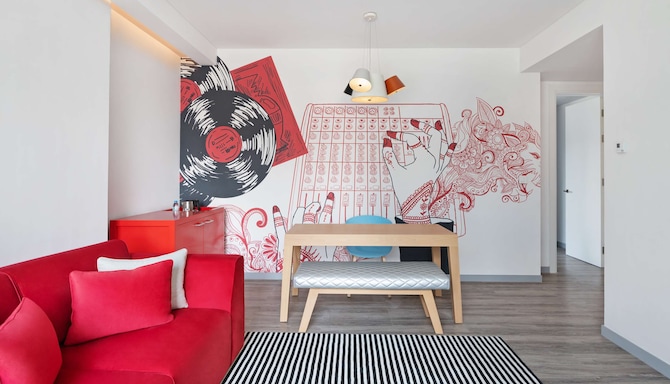 Radisson RED Silicon Oasis - Suite living room