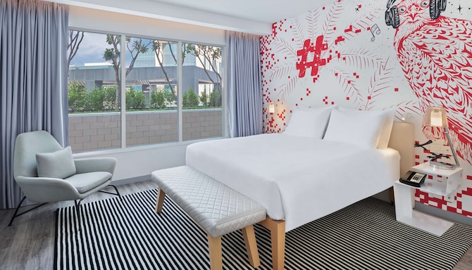 Radisson RED Dubai Silicon Oasis - Suite bedroom