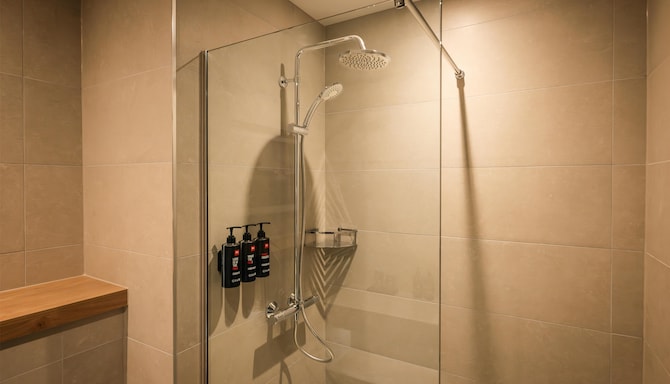 Radisson RED Galway - Guest Room Bath