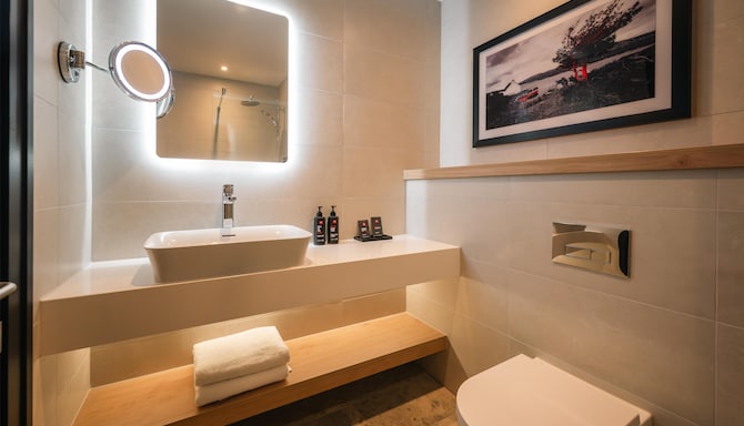 Radisson RED Galway - Guest Room Bath