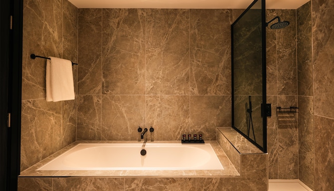 Radisson RED Galway - Suite - Bathroom