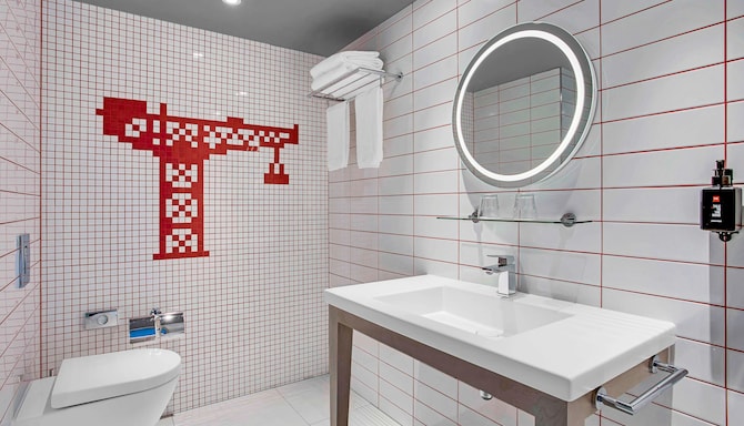 Radisson RED Glasgow - Bathroom