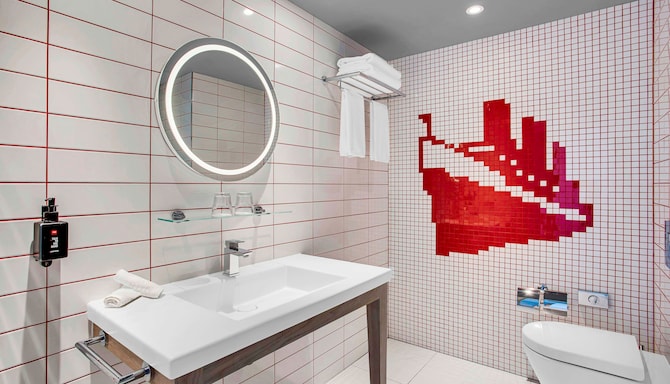 Radisson RED Glasgow - Bathroom